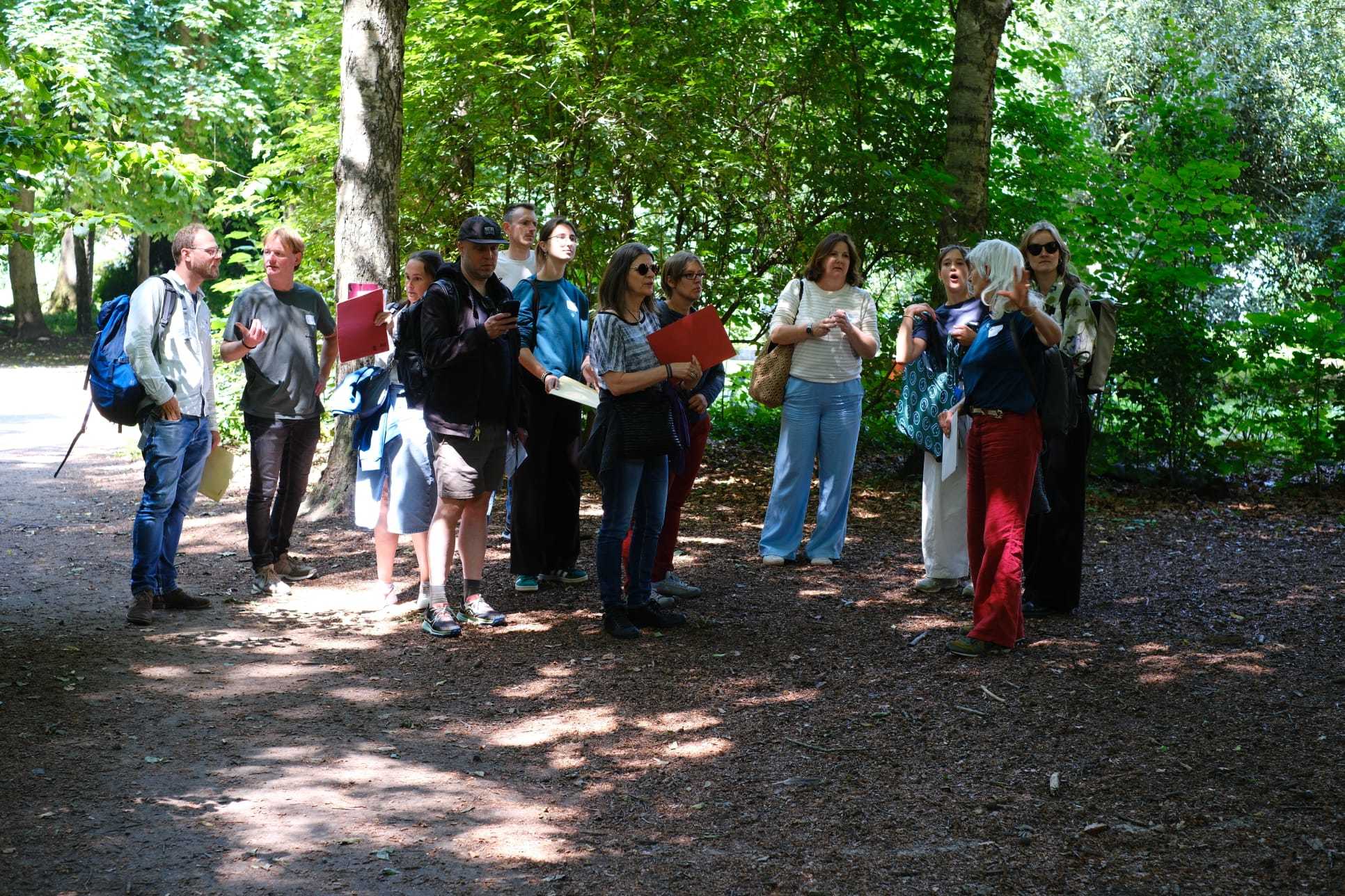 Deelnemers staan in een park
